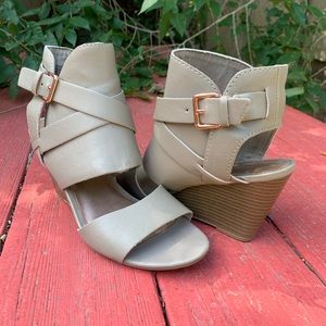 Crown Vintage Beige Toupee Wedge Sandal | 8.5